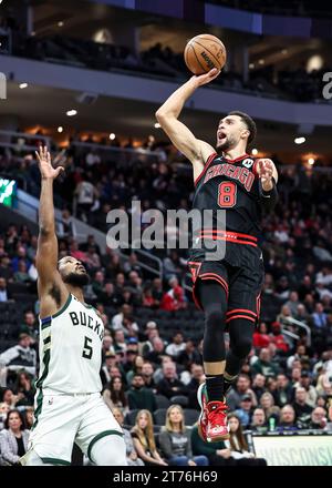 Milwaukee, USA. 13 novembre 2023. Zach LaVine (R) dei Chicago Bulls sparò durante la partita della stagione regolare NBA 2023-2024 tra Milwaukee Bucks e Chicago Bulls a Milwaukee, negli Stati Uniti, il 13 novembre 2023. Crediti: Joel Lerner/Xinhua/Alamy Live News Foto Stock