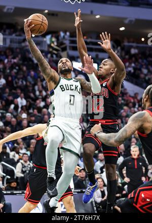 Milwaukee, USA. 13 novembre 2023. Damian Lillard (L, davanti) dei Milwaukee Bucks va per un lay-up durante la partita della stagione regolare NBA 2023-2024 tra Milwaukee Bucks e Chicago Bulls a Milwaukee, negli Stati Uniti, il 13 novembre 2023. Crediti: Joel Lerner/Xinhua/Alamy Live News Foto Stock