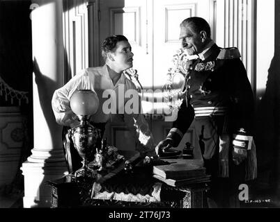 RONALD COLMAN e C. AUBREY SMITH in THE PRISONER OF ZENDA 1937 regista JOHN CROMWELL romanzo Anthony Hope sceneggiatura John L. Balderston musica Alfred Newman costumi Ernest Dryden produttore David O. Selznick Selznick International Pictures / United Artists Foto Stock