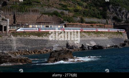 MANAROLA, ITALIA - 17 SETTEMBRE 2023: Un treno intercity cinque Terre Express sulla linea ferroviaria alla stazione di Manarola Foto Stock