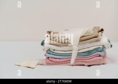 pila di vestiti per bambini su un letto Foto Stock