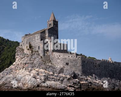 PORTO VENERE, ITALIA - 17 SETTEMBRE 2023: Primo piano della chiesa di San Pietro sulle rocce ai margini della città Foto Stock