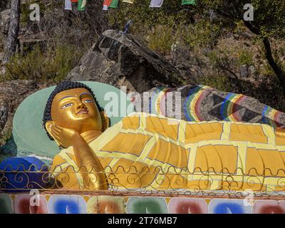 Una statua raffigurante il Buddha Shakyamuni giacente sul suo lato destro, che ricorda la postura in cui morì in un boschetto di mango Foto Stock