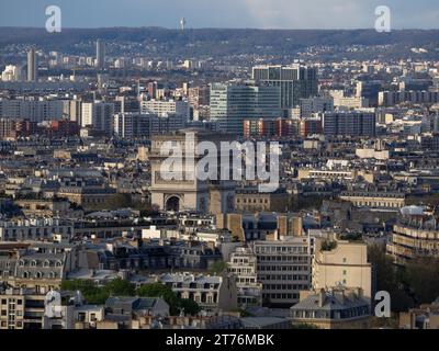 Una vista aerea dell'iconico monumento dell'Arco di Trionfo a Parigi, in Francia Foto Stock