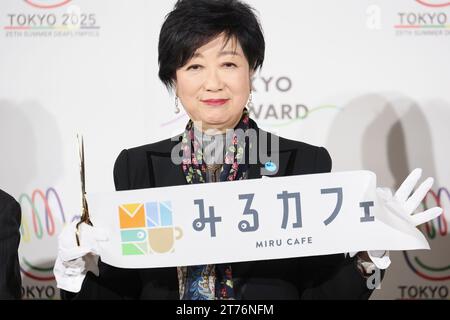 Tokyo, Giappone. 14 novembre 2023. Il governatore di Tokyo Yuriko Koike partecipa alla cerimonia di apertura del ''Miru Cafe'' a Tokyo. Il Temporary Concept Cafe è un'iniziativa per commemorare i due anni prima dei Deaflinici. Crediti: ZUMA Press, Inc./Alamy Live News Foto Stock