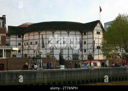 Shakespeare's Globe è il complesso che ospita una ricostruzione del Globe Theatre, un teatro elisabettiano associato a William Shakespeare, nel Foto Stock