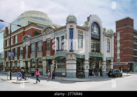 Londra, Inghilterra - 5 maggio 2006: Michelin House al 81 di Fulham Road, Chelsea, Londra, è stata costruita come la prima sede permanente del Regno Unito e il primo reparto pneumatici Foto Stock