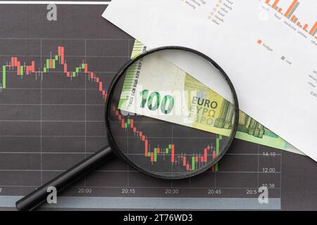 Curva crescente con tabelle dei tassi e calcolatrice come simbolo dell'aumento dei prezzi delle azioni. Foto Stock