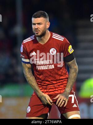 Ben Gladwin di Crawley durante la partita Sky Bet EFL League Two tra Crawley Town e Accrington Stanley al Broadfield Stadium , Crawley , Regno Unito - 11 novembre 2023 foto Simon Dack / Telephoto Images solo per uso editoriale. Niente merchandising. Per le immagini di calcio si applicano le restrizioni fa e Premier League, incluso l'utilizzo di Internet/dispositivi mobili senza licenza FAPL. Per ulteriori informazioni, contattare Football Dataco Foto Stock