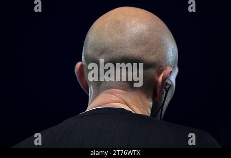 Assistente Refree con auricolare durante la partita Sky Bet EFL League Two tra Crawley Town e Accrington Stanley al Broadfield Stadium , Crawley , Regno Unito - 11 novembre 2023 foto Simon Dack / Telephoto Images solo per uso editoriale. Niente merchandising. Per le immagini di calcio si applicano le restrizioni fa e Premier League, incluso l'utilizzo di Internet/dispositivi mobili senza licenza FAPL. Per ulteriori informazioni, contattare Football Dataco Foto Stock