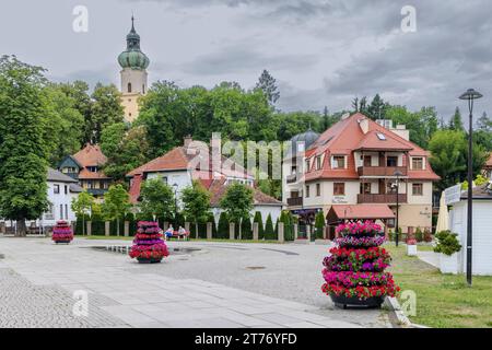 Polanicki Rynek Square nella città Polanica Zdroj nella contea di Klodzko, Voivodato della bassa Slesia nella Polonia occidentale nella città Polanica Zdroj nella contea di Klodzko, Voivodato della bassa Slesia nella Polonia occidentale Foto Stock