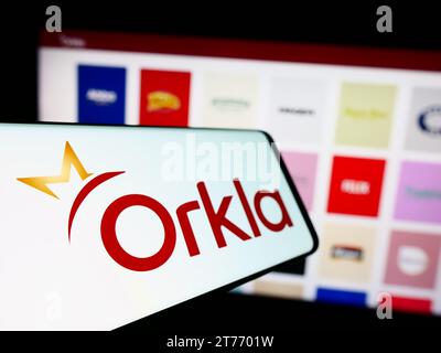 Telefono cellulare con logo della società norvegese Orkla ASA davanti al sito Web aziendale. Mettere a fuoco sul lato sinistro del display del telefono. Foto Stock