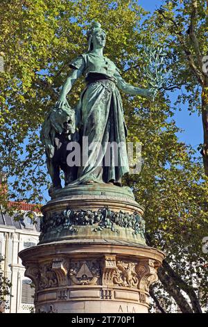 Statua che simboleggia la République, costruita per celebrare il centenario della rivoluzione francese, una statua in bronzo di Marianne su un basamento in pietra, Lione Francia Foto Stock