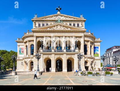 Vista frontale dell'alte Oper (Old Opera) a Francoforte sul meno, Germania, una sala da concerto in stile neoclassico progettata da Richard Lucae nel 1880. Foto Stock