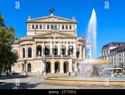 Facciata dell'alte Oper (Old Opera) a Francoforte sul meno, Germania, costruita nel 1880 con la fontana in primo piano. Foto Stock