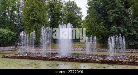 Fontana nel Parco Zdrojowy W Polanicy-Zdroju città Polanica Zdroj nella contea di Klodzko, Voivodato della bassa Slesia nella Polonia occidentale Foto Stock