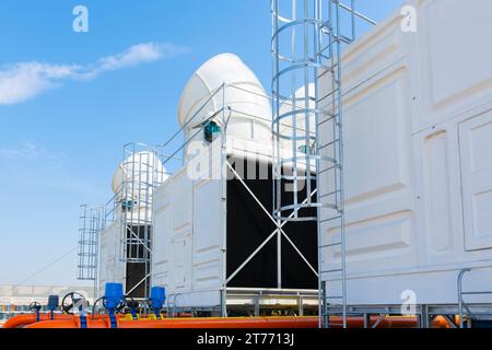 grandi torri di raffreddamento nel cielo blu Foto Stock