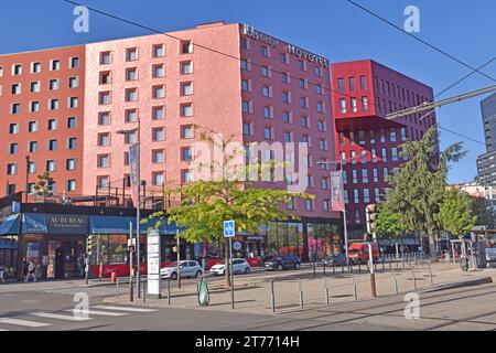 St Etienne, una città deindustrializzata che si reinventa, creando un'area commerciale e un centro di transito vicino alla straordinaria stazione ferroviaria SNCF, rinnovamento urbano Foto Stock