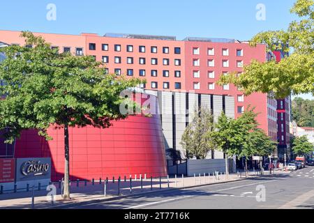 St Etienne, una città deindustrializzata che si reinventa, creando un'area commerciale e un centro di transito vicino alla straordinaria stazione ferroviaria SNCF, rinnovamento urbano Foto Stock