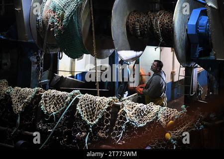 Ritorno dalla pesca delle capesante a Port-en-Bessin, Calvados, Normandie, Francia il 13 novembre 2023. Con l'apertura della pesca delle capesante nella baia della Senna lunedì 6 novembre 2023, la Comite Regional des peches maritimes de Normandie stima che vi siano più di 70.000 tonnellate di capesante nella zona. Sul mercato francese, un mollusco su quattro viene dalla Normandia. L'industria ha introdotto due etichette per differenziarsi dai prodotti stranieri di qualità inferiore. Foto di Franck Castel/ABACAPRESS.COM Foto Stock