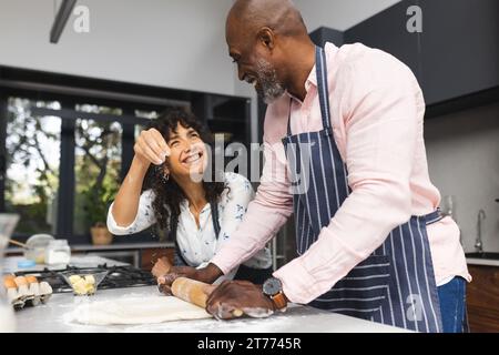 Buon maturo coppia di impasti rotanti, cuocere in cucina Foto Stock