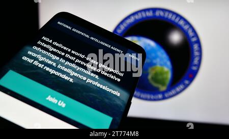 Smartphone con sito web della National Geospatial-Intelligence Agency (NGA) statunitense davanti al SEAL. Mettere a fuoco in alto a sinistra sul display del telefono. Foto Stock