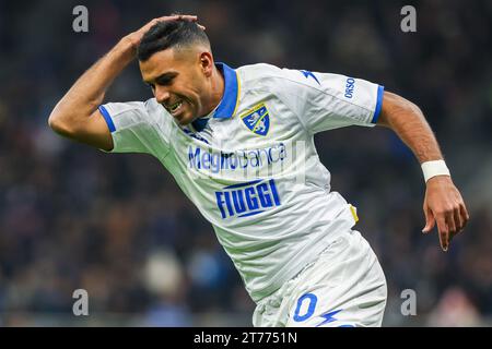 Milano, Italia. 12 novembre 2023. Walid Cheddira del Frosinone calcio reagisce durante la partita di serie A 2023/24 tra FC Internazionale e Frosinone calcio allo Stadio Giuseppe Meazza. PUNTEGGIO FINALE: Inter 2 | 0 Frosinone credito: SOPA Images Limited/Alamy Live News Foto Stock