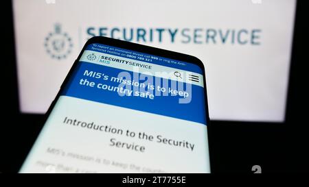 Smartphone con sito web dell'agenzia britannica di controspionaggio Security Service (MI5) davanti al logo. Mettere a fuoco in alto a sinistra sul display del telefono. Foto Stock
