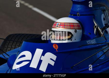 Jackie Stewart, Tyrrell-Cosworth 006, Sir Jackie Stewart Celebration, Sir Jackie alla guida della Tyrrell-Cosworth 006 in cui vinse la Formula 1 1973 Foto Stock