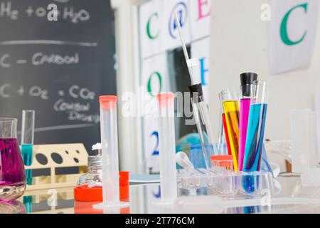 Provette per analisi in classe chimica Foto Stock