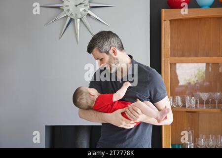 Padre Holding Baby girl Foto Stock