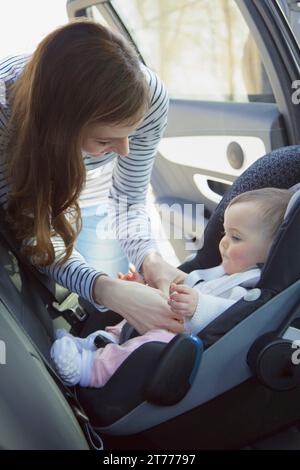 Fissaggio donna Bambina sedile di sicurezza in auto Foto Stock