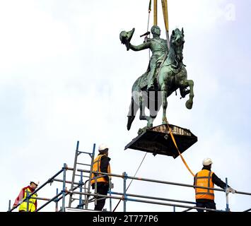 L'Aia, Paesi Bassi. 14 novembre 2023. L'AIA - la statua di re Guglielmo II è smantellata e sollevata dal suo posto accanto al carretto delle aringhe al Buitenhof. Le strutture di costruzione necessarie durante i lavori di ristrutturazione del Binnenhof saranno collocate sul sito della statua. La statua andrà in deposito e sarà restituita al suo posto dopo la ristrutturazione del Binnenhof. ANP RAMON VAN FLYMEN netherlands Out - belgium Out Credit: ANP/Alamy Live News Foto Stock