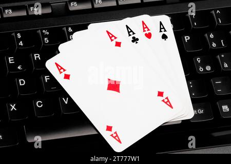giocare a carte per giocare online sulla tastiera del computer Foto Stock