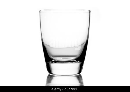 svuotare il bicchiere d'acqua su sfondo bianco Foto Stock