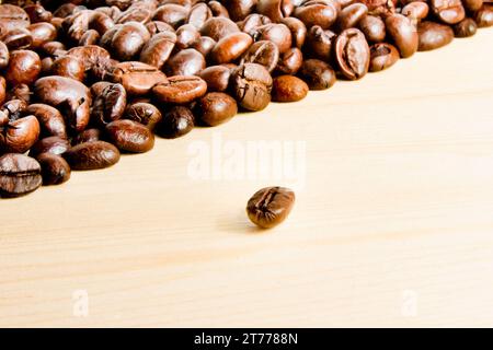 dettaglio del chicco di caffè su sfondo di legno Foto Stock