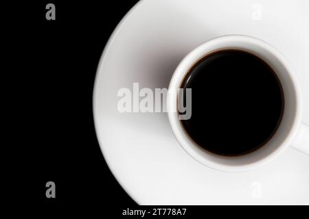 tazza di caffè con spazio per il testo su sfondo nero Foto Stock