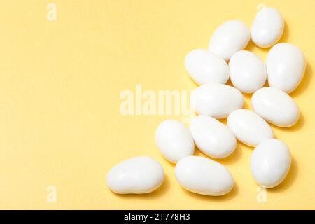 mandorle jordan bianche su sfondo giallo con spazio per il testo Foto Stock