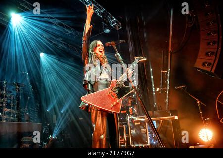 Oslo, Norvegia. 13 novembre 2023. La band hard rock americana Halestorm esegue un concerto dal vivo al Sentrum Scene di Oslo. Qui il cantante e chitarrista Lzzy Hale è visto dal vivo sul palco. (Foto: Gonzales Photo/Alamy Live News Foto Stock
