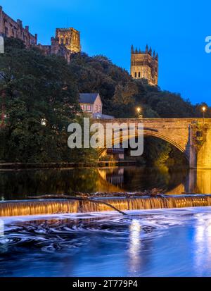 Foto all'alba del ponte Framwellgate e della cattedrale di Durham con le luci della città accese Foto Stock