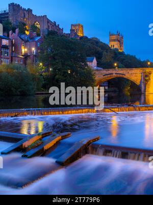 Lunga esposizione di wier e del Ponte Framwellgate a Durham durante l'ora blu mattutina con le luci della città accese Foto Stock