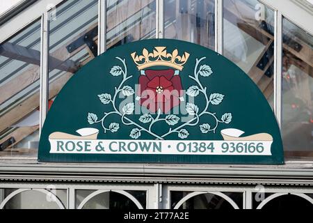 Cartello del pub Rose and Crown, Brierley Hill, West Midlands, Inghilterra, Regno Unito Foto Stock