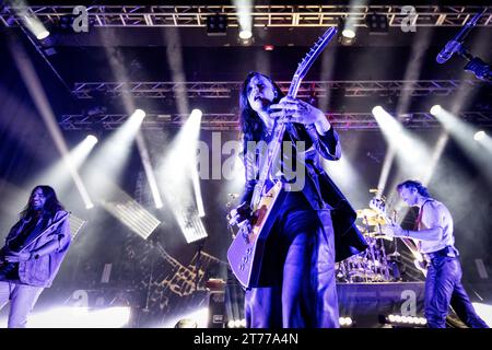 Oslo, Norvegia. 13 novembre 2023. La band hard rock americana Halestorm esegue un concerto dal vivo al Sentrum Scene di Oslo. Qui il cantante e chitarrista Lzzy Hale è visto dal vivo sul palco. (Foto: Gonzales Photo/Alamy Live News Foto Stock