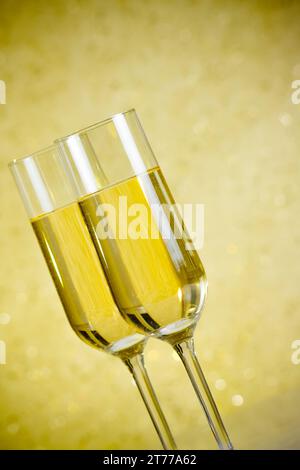 un paio di flauti di champagne su sfondo bokeh dorato Foto Stock