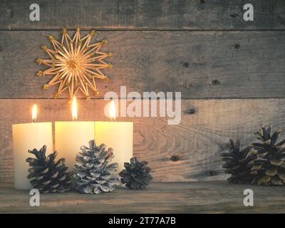 Tre Avvento candele sono la masterizzazione, terzo avvento Natale concept Foto Stock