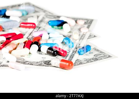 pillole colorate su dollari americani sul tavolo da laboratorio con spazio per testo, costo di assistenza sanitaria medica Foto Stock