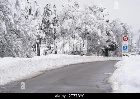 Segnaletica stradale inizio distretto residenziale, inizio zona a velocità ridotta di 30 km e zona parcheggio nel villaggio di Urdorf in Svizzera. Foto Stock