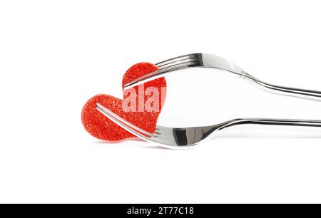 cuore rosso decorativo vicino alle forcelle su sfondo bianco con spazio per il testo, concetto di cena di coppia Foto Stock