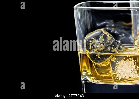 bicchiere di bevanda alcolica con ghiaccio su sfondo nero con spazio per il testo Foto Stock