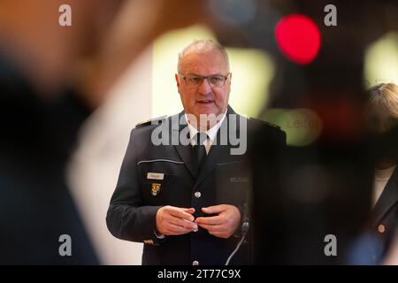 14 novembre 2023, Baden-Württemberg, Offenburg: Jürgen Rieger, capo del quartier generale della polizia di Offenburg, parla durante una conferenza stampa. Durante la conferenza stampa, l'ufficio del pubblico ministero di Offenburg e la sede della polizia di Offenburg forniscono informazioni e dettagli in seguito alla morte di uno scolaro a Offenburg, nel Baden. Foto: Philipp von Ditfurth/dpa Foto Stock